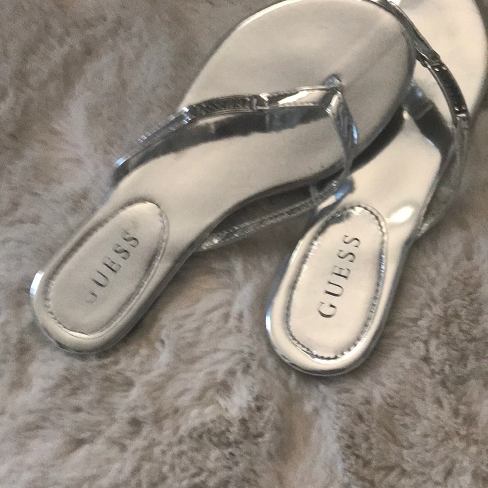 Like new silver guess flip-flops❤️